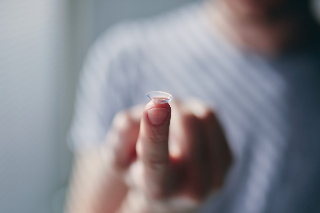 Kontaktlinse auf einer Fingerspitze